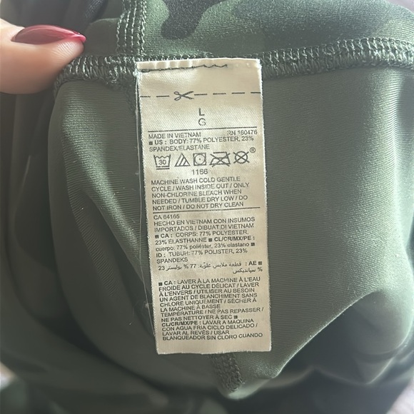 Old Navy Active Green Camo Elevate Leggings - Picture 6 of 6